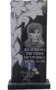 Памятник из гранита с цветами