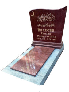 Мусульманский памятник из красного гранита в Краснодаре
