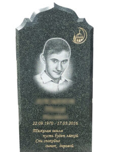 Памятник мусульманский из зеленого гранита в Краснодаре